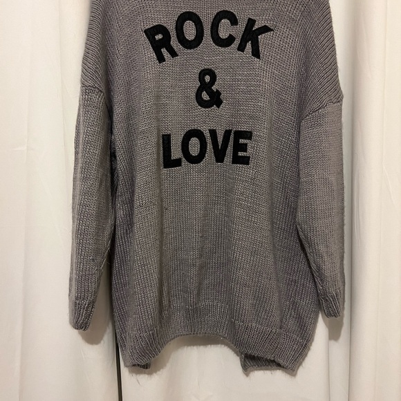 Cozy Gray Graphic Cardigan - Perfect for Layering! - Picture 4 of 4